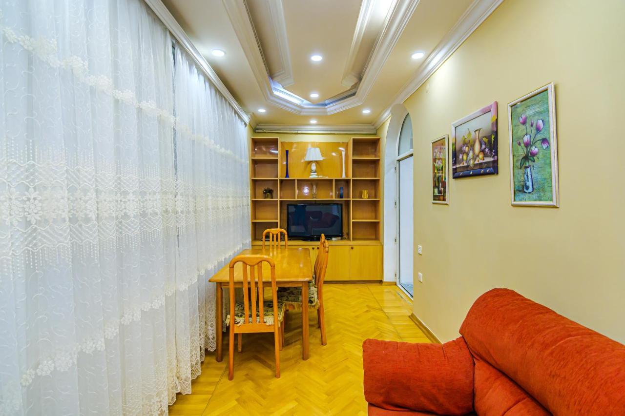 M Estate. Targovu. Nizami Street 4 room.  Bakú Exterior foto